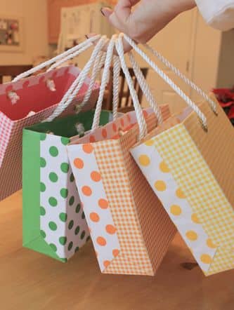 bolsas de regalo hechas con cajas de cereales 2