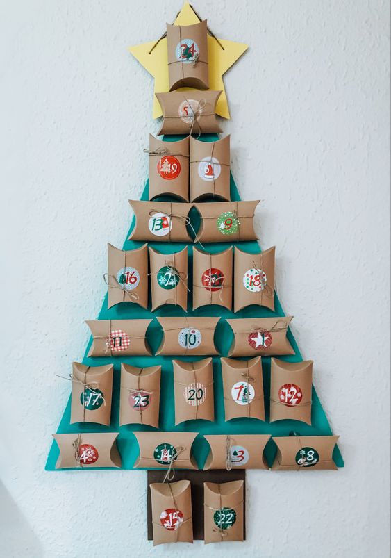 calendario navideno hecho con rollos de papel higienico 6