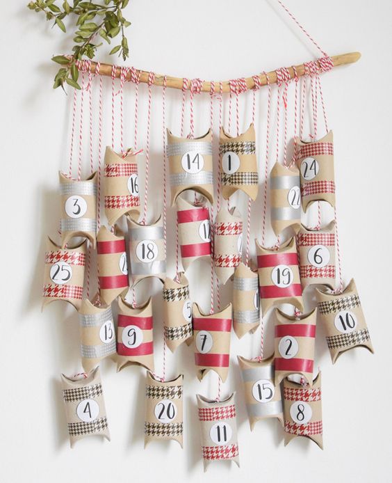 calendario navideno hecho con rollos de papel higienico 9