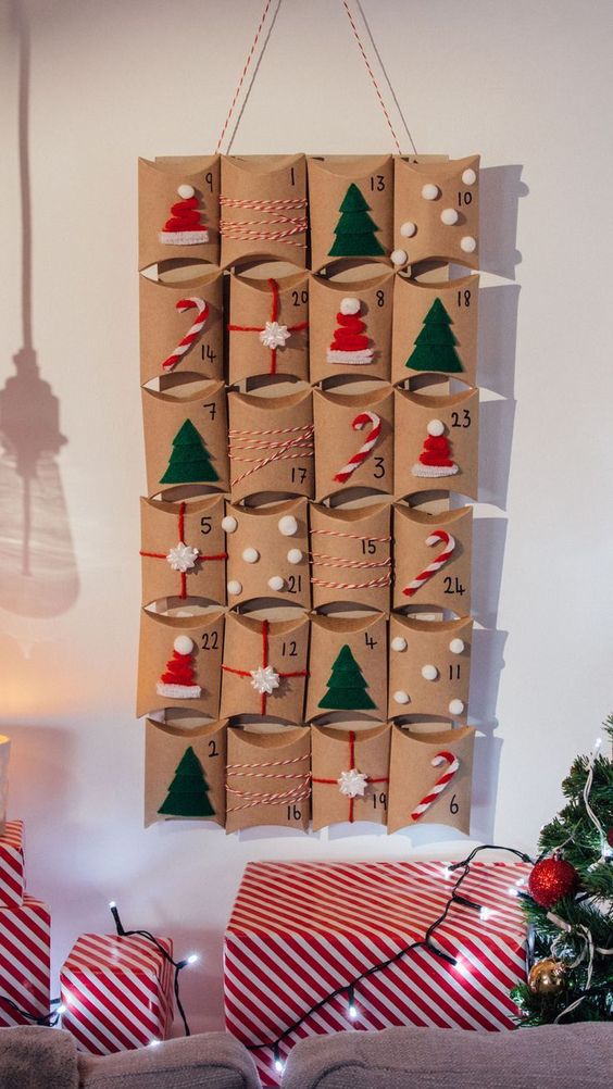 calendario navideno hecho con rollos de papel higienico