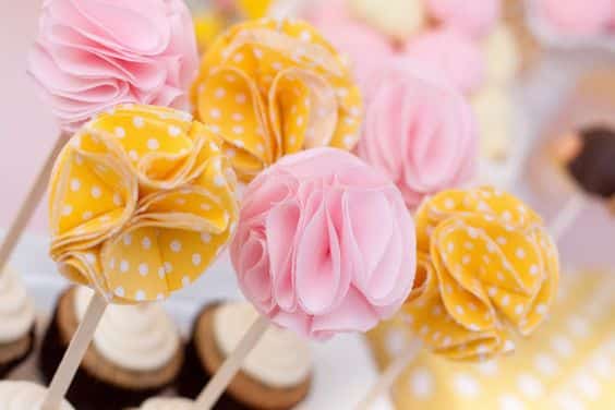 como hacer una flor con moldes de cupcakes 9
