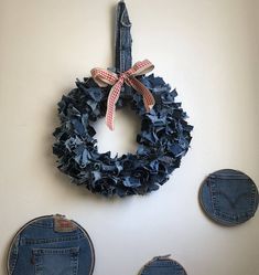 corona navidena hecha con jeans reciclados 8