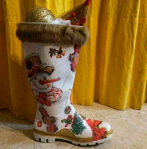 decoracion navidena con botas de lluvia