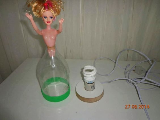 lampara hecha con muneca y botella de plastico